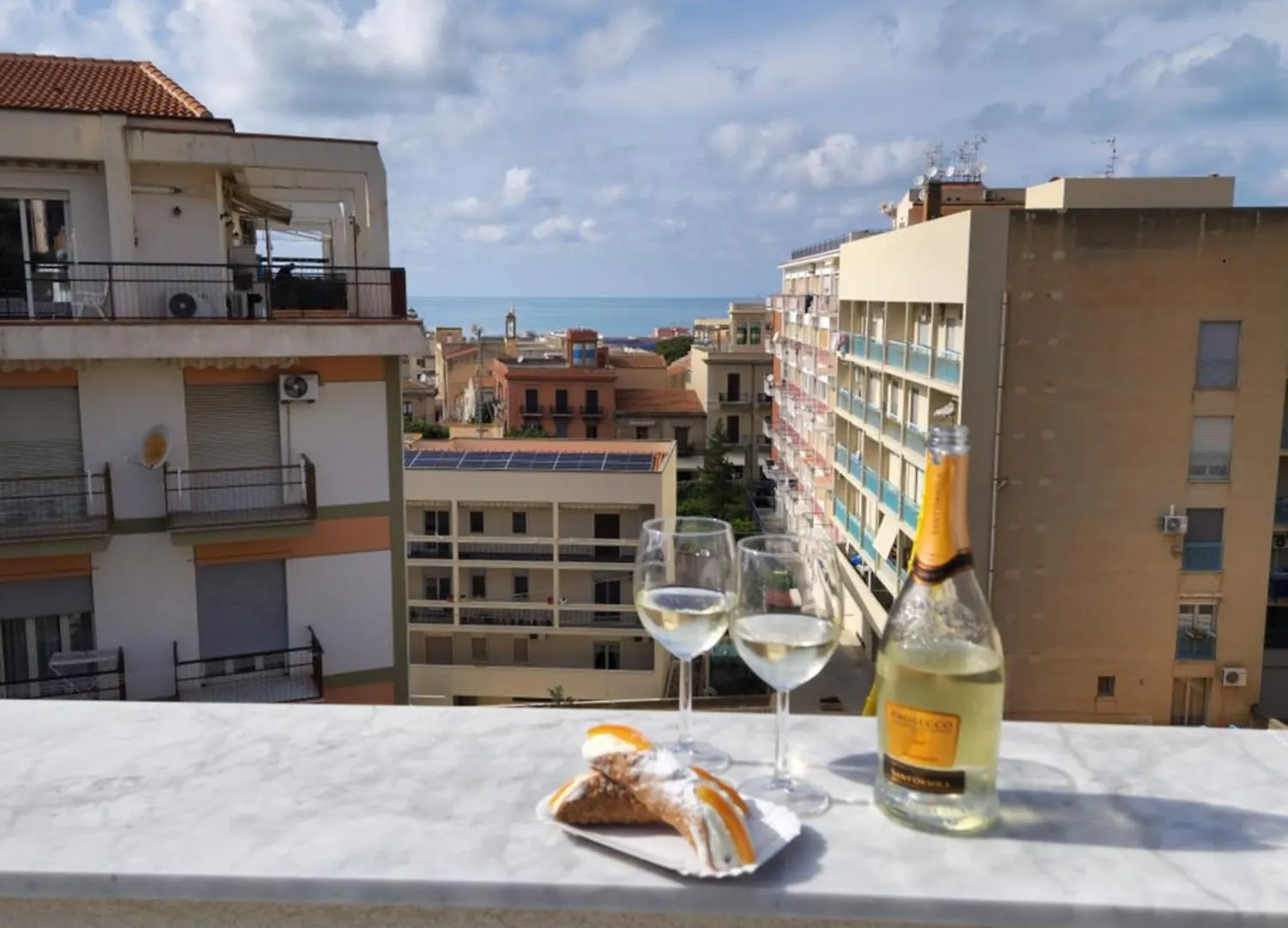 Rocksea Central Cefalu 0*,